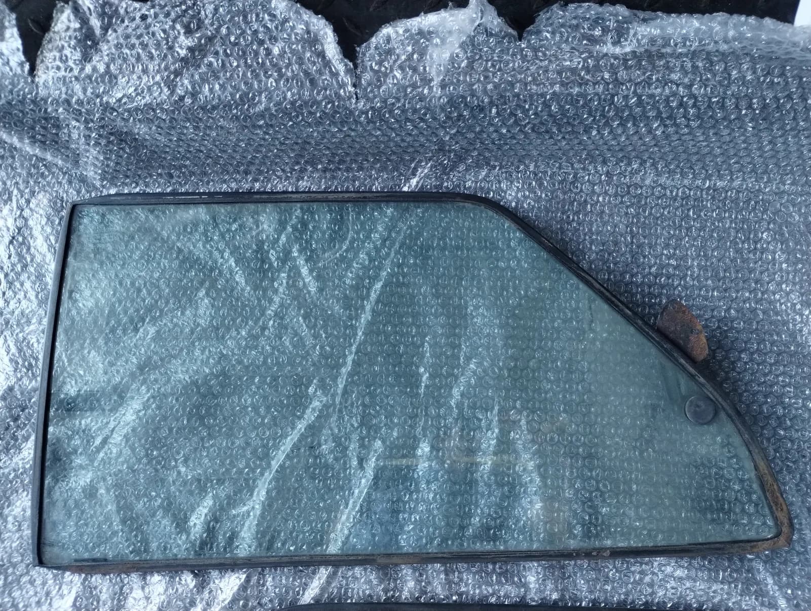 Genuine Maserati Biturbo LH REAR SIDE GLASS WITH RUBBER.