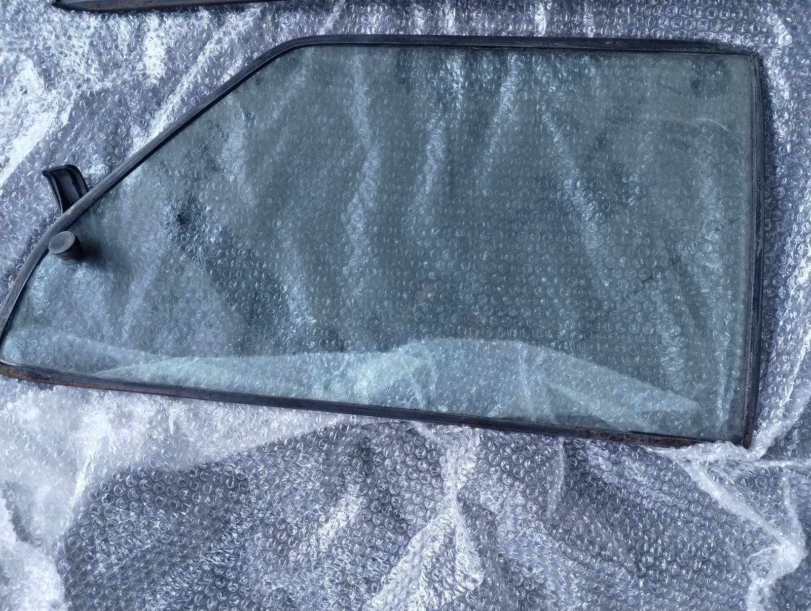 Genuine Maserati Biturbo RH REAR SIDE GLASS WITH RUBBER.