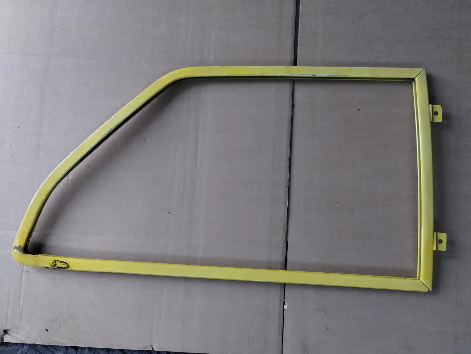Genuine Maserati Biturbo RH REAR SIDE GLASS FRAME.